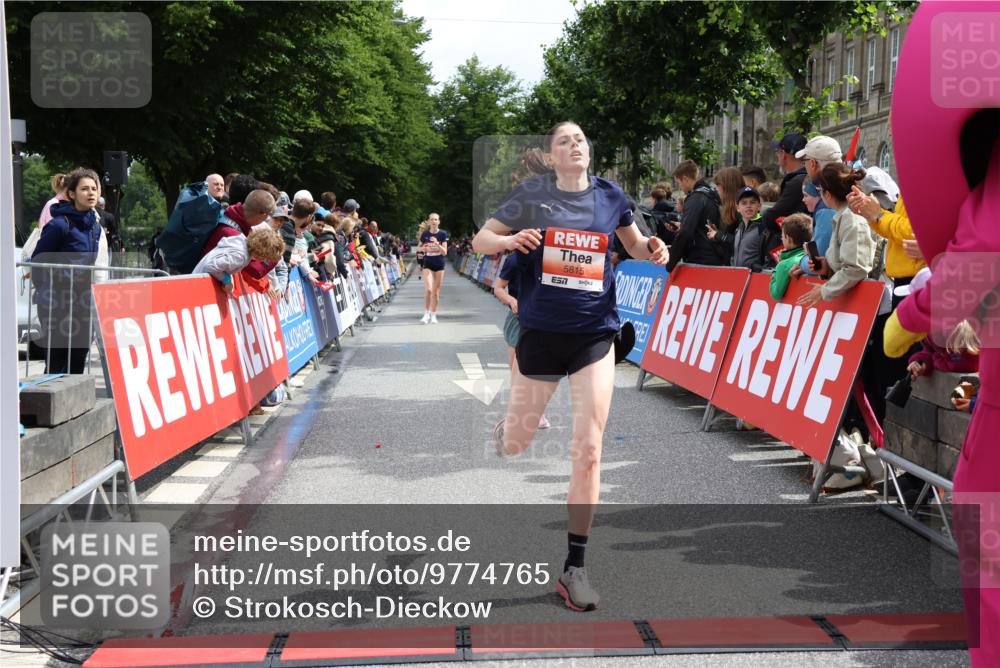 14.06.2026 - REWE Women's Run Strokosch-Dieckow http://msf.ph/oto/9774765 14.06.2026 10:53:18 Ziel 5306, 5493, 5694, 5815, 5990 meine-sportfotos.de