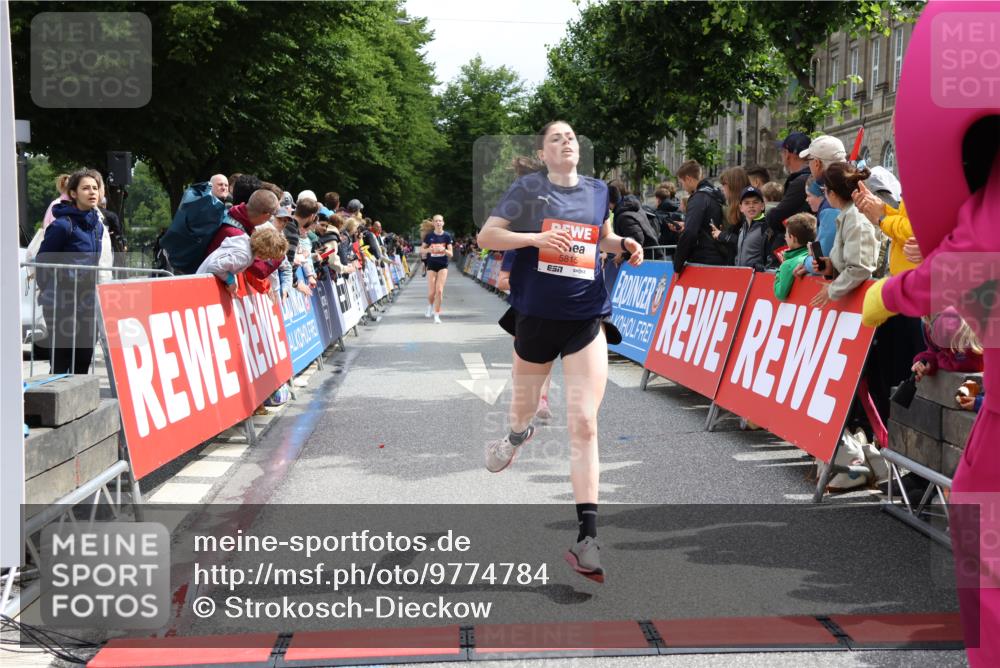 14.06.2026 - REWE Women's Run Strokosch-Dieckow http://msf.ph/oto/9774784 14.06.2026 10:53:18 Ziel 5306, 5493, 5694, 5815, 5990 meine-sportfotos.de