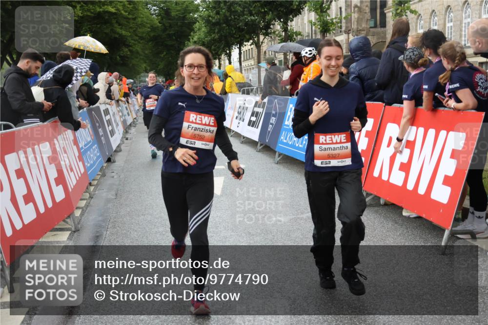 14.06.2026 - REWE Women's Run Strokosch-Dieckow http://msf.ph/oto/9774790 14.06.2026 11:07:58 Ziel 5065, 5114, 5327, 5752, 5908 meine-sportfotos.de