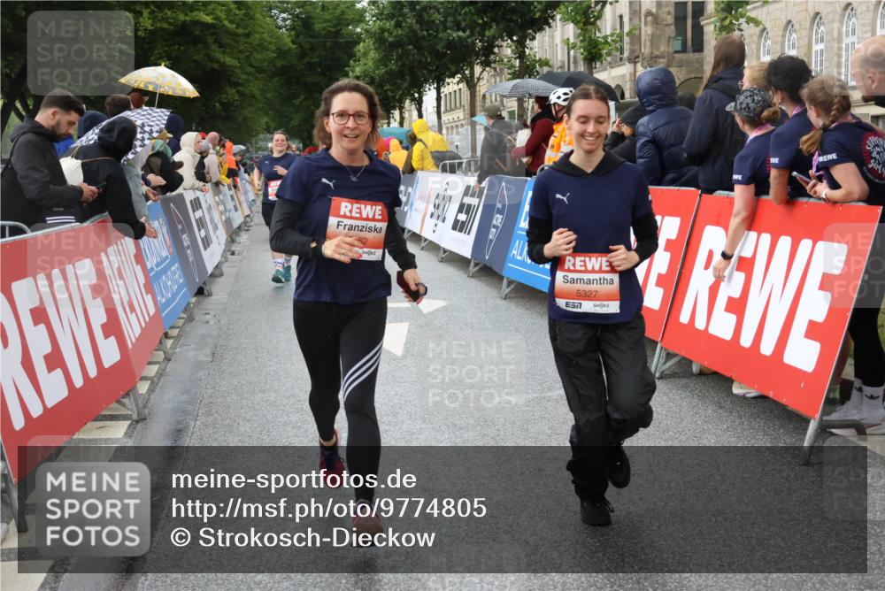14.06.2026 - REWE Women's Run Strokosch-Dieckow http://msf.ph/oto/9774805 14.06.2026 11:07:58 Ziel 5065, 5114, 5327, 5752, 5908 meine-sportfotos.de