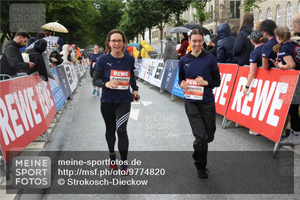 14.06.2026 - REWE Women's Run Strokosch-Dieckow http://msf.ph/oto/9774820 14.06.2026 11:07:58 Ziel 5065, 5114, 5327, 5752, 5908 meine-sportfotos.de