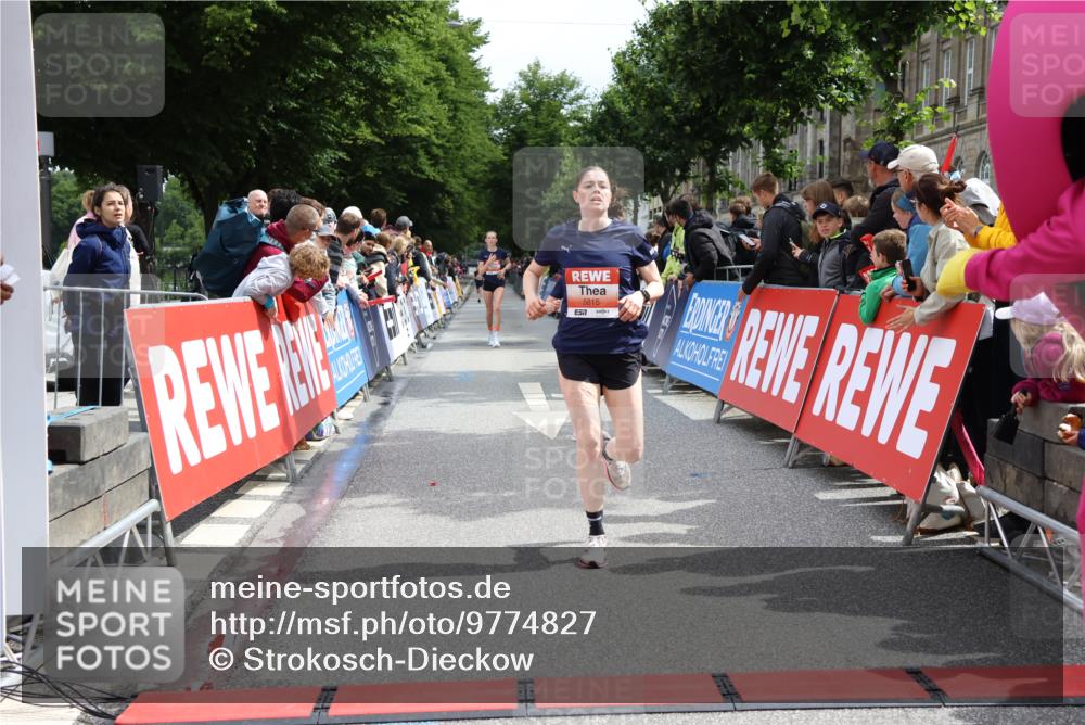 14.06.2026 - REWE Women's Run Strokosch-Dieckow http://msf.ph/oto/9774827 14.06.2026 10:53:18 Ziel 5306, 5493, 5694, 5815, 5990 meine-sportfotos.de
