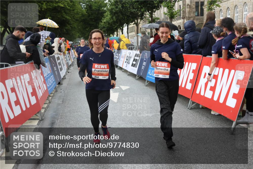 14.06.2026 - REWE Women's Run Strokosch-Dieckow http://msf.ph/oto/9774830 14.06.2026 11:07:58 Ziel 5065, 5114, 5327, 5752, 5908 meine-sportfotos.de