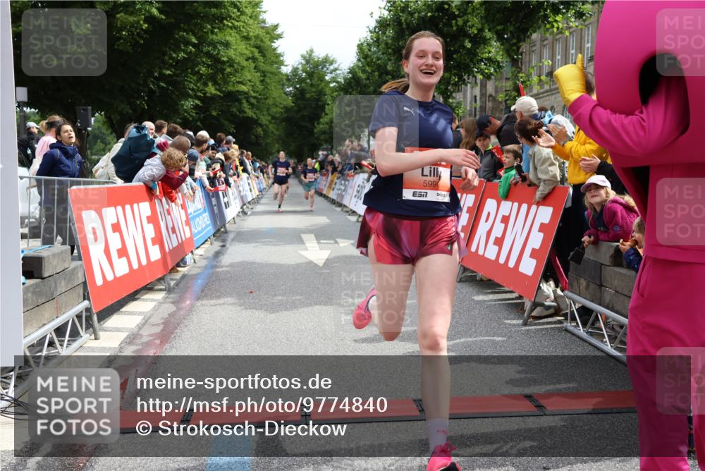 14.06.2026 - REWE Women's Run Strokosch-Dieckow http://msf.ph/oto/9774840 14.06.2026 10:53:15 Ziel 5306, 5694, 5815, 5990 meine-sportfotos.de