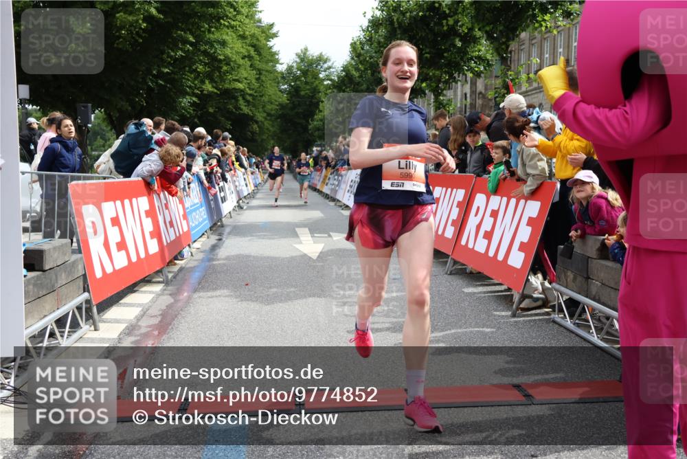 14.06.2026 - REWE Women's Run Strokosch-Dieckow http://msf.ph/oto/9774852 14.06.2026 10:53:15 Ziel 5306, 5694, 5815, 5990 meine-sportfotos.de