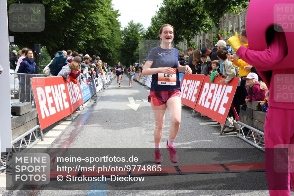 14.06.2026 - REWE Women's Run Strokosch-Dieckow http://msf.ph/oto/9774865 14.06.2026 10:53:15 Ziel 5306, 5694, 5815, 5990 meine-sportfotos.de