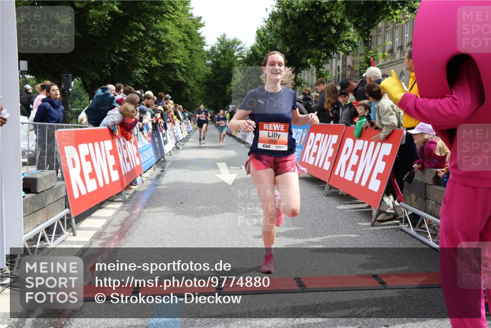 14.06.2026 - REWE Women's Run Strokosch-Dieckow http://msf.ph/oto/9774880 14.06.2026 10:53:14 Ziel 5306, 5815, 5990 meine-sportfotos.de