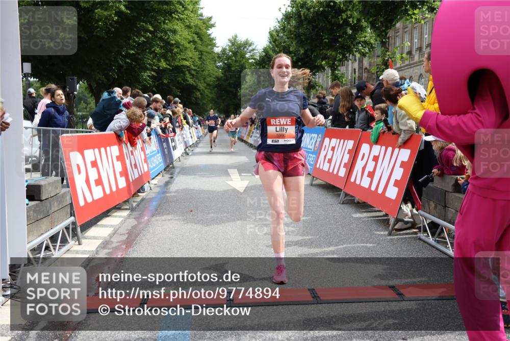 14.06.2026 - REWE Women's Run Strokosch-Dieckow http://msf.ph/oto/9774894 14.06.2026 10:53:14 Ziel 5306, 5815, 5990 meine-sportfotos.de