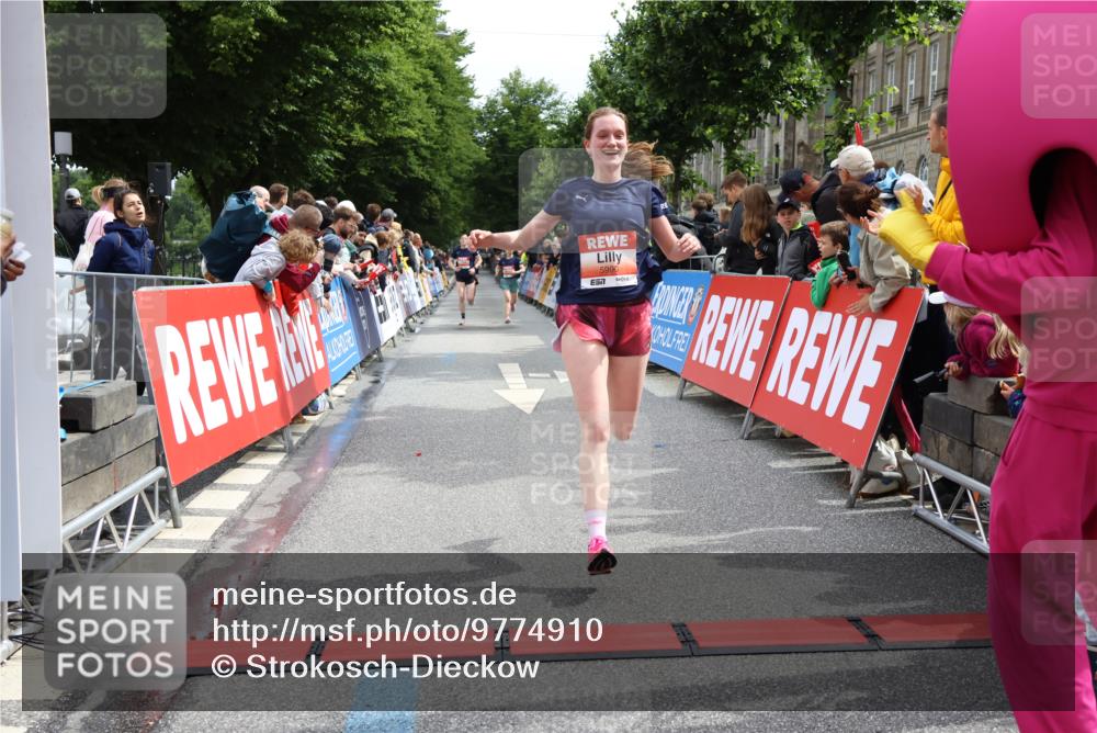 14.06.2026 - REWE Women's Run Strokosch-Dieckow http://msf.ph/oto/9774910 14.06.2026 10:53:14 Ziel 5306, 5815, 5990 meine-sportfotos.de