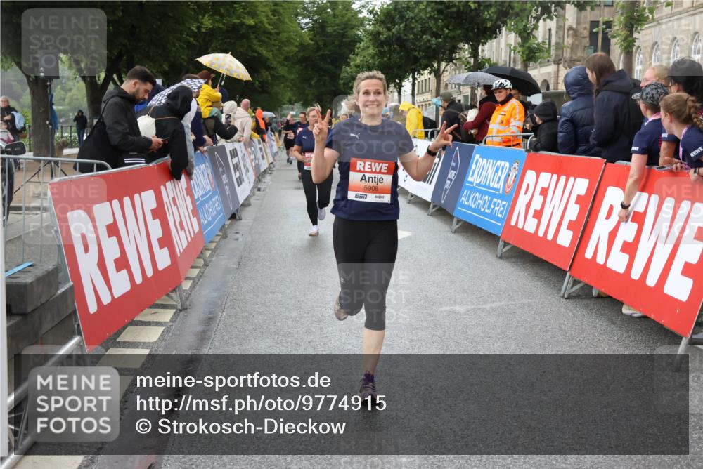 14.06.2026 - REWE Women's Run Strokosch-Dieckow http://msf.ph/oto/9774915 14.06.2026 11:07:52 Ziel 5114, 5122, 5168, 5281, 5384, 5385, 5502, 5908, 5909 meine-sportfotos.de