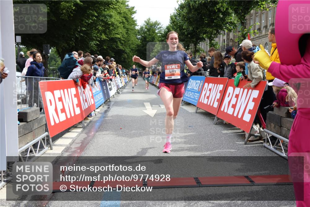 14.06.2026 - REWE Women's Run Strokosch-Dieckow http://msf.ph/oto/9774928 14.06.2026 10:53:14 Ziel 5306, 5815, 5990 meine-sportfotos.de