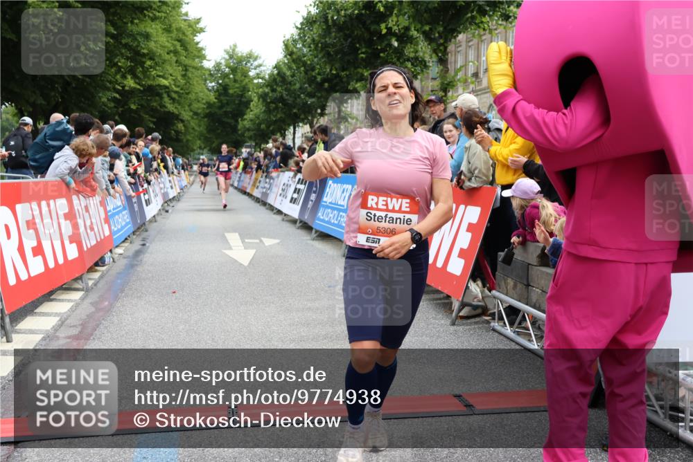 14.06.2026 - REWE Women's Run Strokosch-Dieckow http://msf.ph/oto/9774938 14.06.2026 10:53:11 Ziel 5306, 5990 meine-sportfotos.de