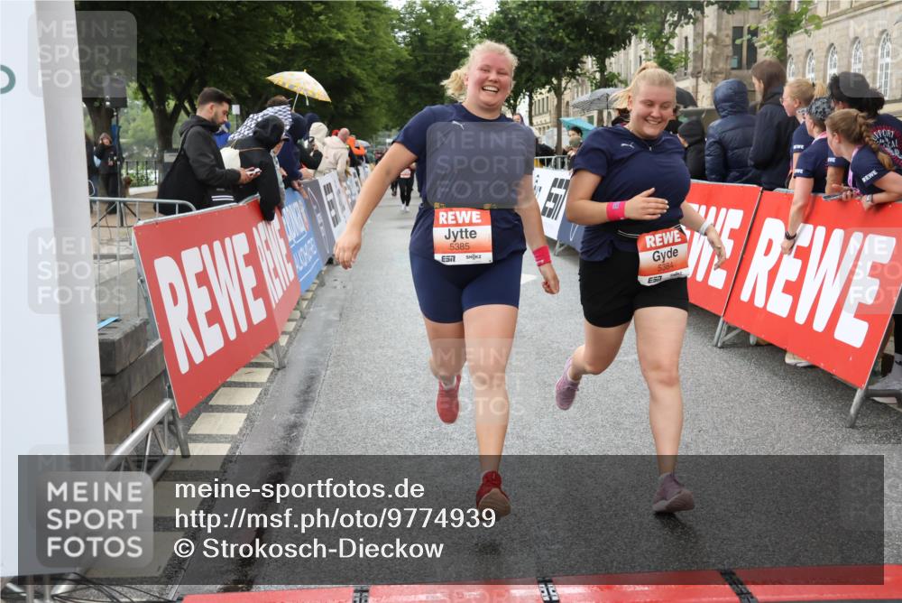14.06.2026 - REWE Women's Run Strokosch-Dieckow http://msf.ph/oto/9774939 14.06.2026 11:07:47 Ziel 5116, 5122, 5168, 5281, 5384, 5385, 5502, 5803, 5909 meine-sportfotos.de