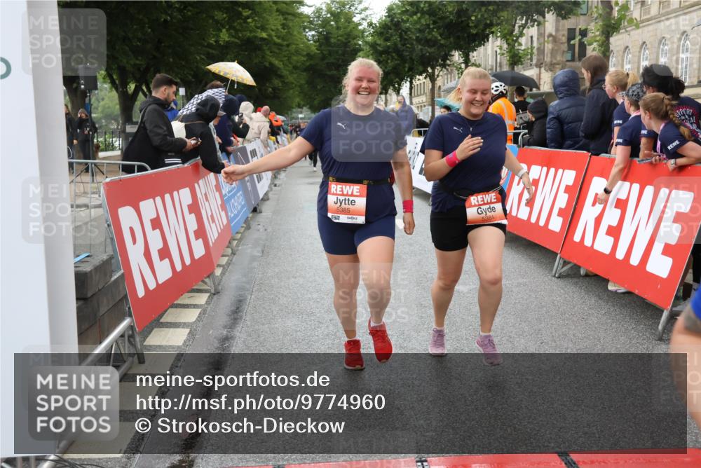 14.06.2026 - REWE Women's Run Strokosch-Dieckow http://msf.ph/oto/9774960 14.06.2026 11:07:46 Ziel 5116, 5119, 5122, 5168, 5281, 5384, 5385, 5502, 5803, 5909 meine-sportfotos.de