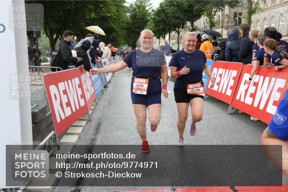 14.06.2026 - REWE Women's Run Strokosch-Dieckow http://msf.ph/oto/9774971 14.06.2026 11:07:46 Ziel 5116, 5119, 5122, 5168, 5281, 5384, 5385, 5502, 5803, 5909 meine-sportfotos.de