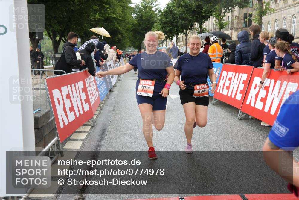 14.06.2026 - REWE Women's Run Strokosch-Dieckow http://msf.ph/oto/9774978 14.06.2026 11:07:46 Ziel 5116, 5119, 5122, 5168, 5281, 5384, 5385, 5502, 5803, 5909 meine-sportfotos.de