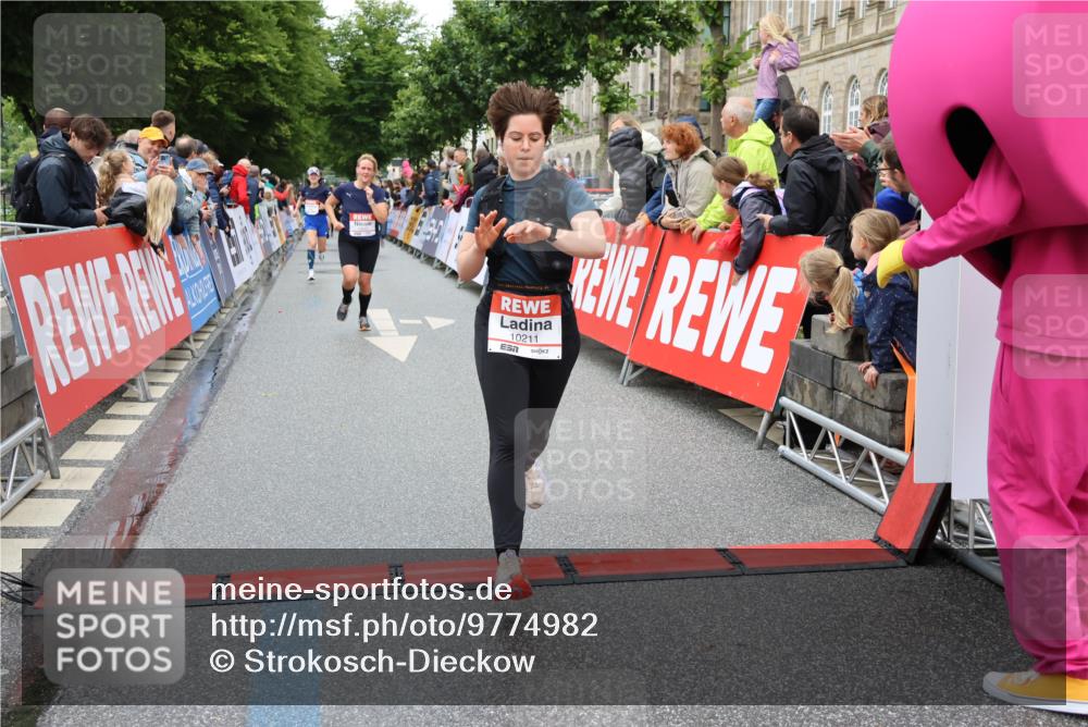 14.06.2026 - REWE Women's Run Strokosch-Dieckow http://msf.ph/oto/9774982 14.06.2026 09:56:15 Ziel 10089, 10211, 10387, 10451, 10561, 10737, 10923, 11313 meine-sportfotos.de