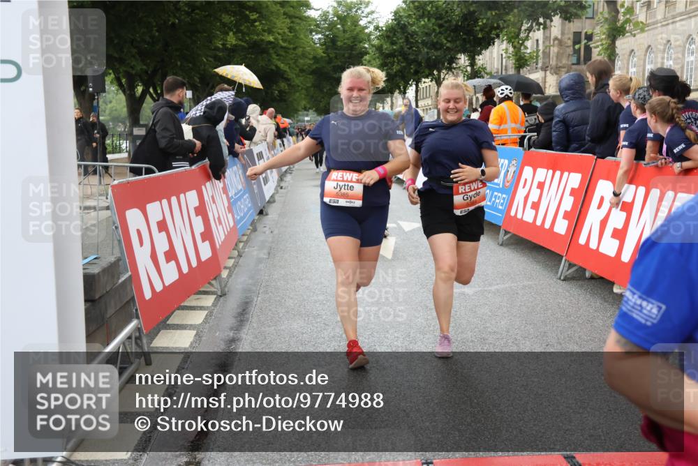 14.06.2026 - REWE Women's Run Strokosch-Dieckow http://msf.ph/oto/9774988 14.06.2026 11:07:46 Ziel 5116, 5119, 5122, 5168, 5281, 5384, 5385, 5502, 5803, 5909 meine-sportfotos.de