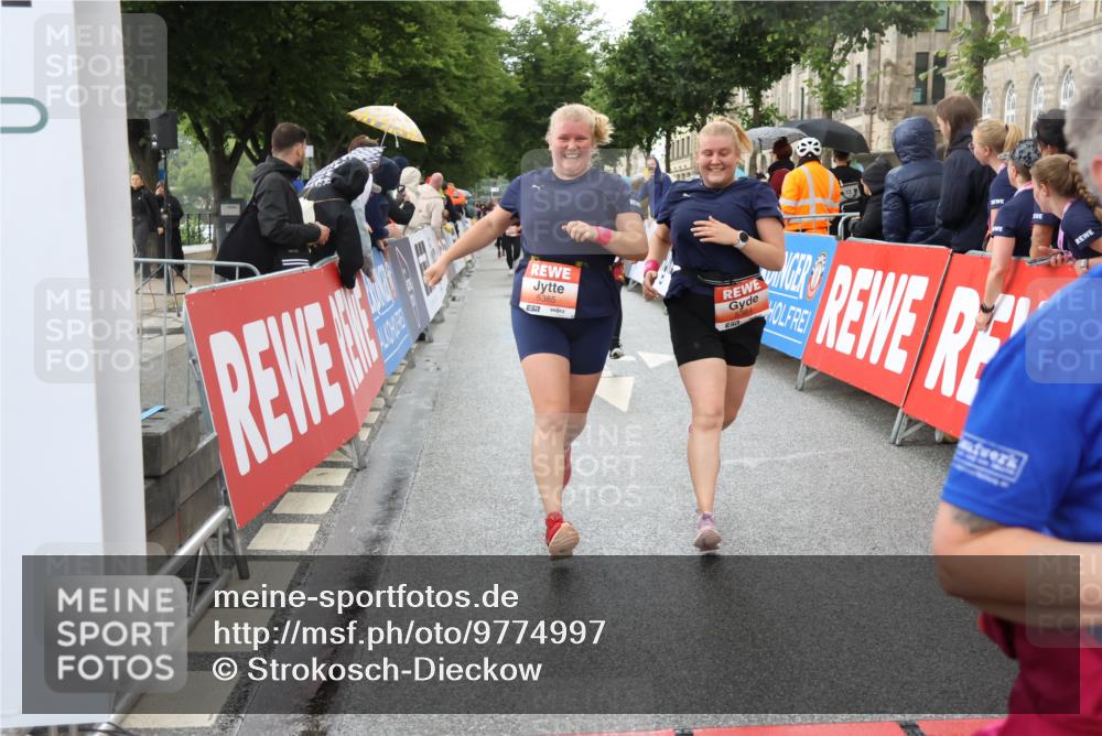 14.06.2026 - REWE Women's Run Strokosch-Dieckow http://msf.ph/oto/9774997 14.06.2026 11:07:46 Ziel 5116, 5119, 5122, 5168, 5281, 5384, 5385, 5502, 5803, 5909 meine-sportfotos.de