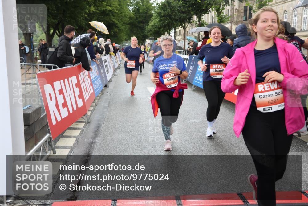 14.06.2026 - REWE Women's Run Strokosch-Dieckow http://msf.ph/oto/9775024 14.06.2026 11:07:44 Ziel 5116, 5119, 5122, 5168, 5281, 5384, 5385, 5412, 5502, 5803, 5909 meine-sportfotos.de