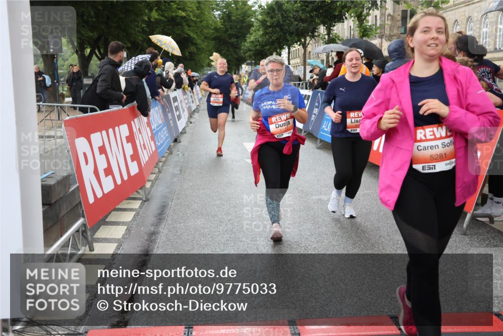 14.06.2026 - REWE Women's Run Strokosch-Dieckow http://msf.ph/oto/9775033 14.06.2026 11:07:44 Ziel 5116, 5119, 5122, 5168, 5281, 5384, 5385, 5412, 5502, 5803, 5909 meine-sportfotos.de