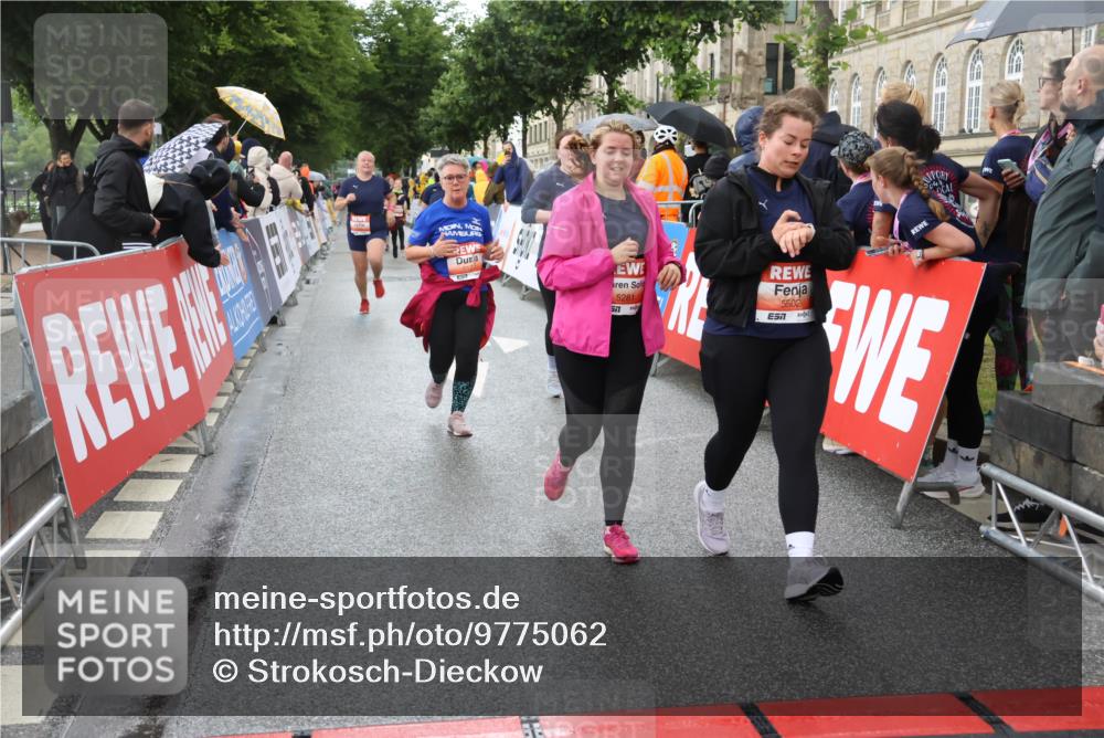 14.06.2026 - REWE Women's Run Strokosch-Dieckow http://msf.ph/oto/9775062 14.06.2026 11:07:43 Ziel 5116, 5119, 5122, 5168, 5281, 5384, 5385, 5412, 5502, 5728, 5803 meine-sportfotos.de