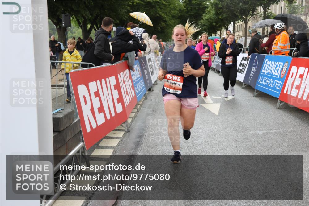 14.06.2026 - REWE Women's Run Strokosch-Dieckow http://msf.ph/oto/9775080 14.06.2026 11:07:40 Ziel 5116, 5119, 5281, 5319, 5412, 5502, 5728, 5803 meine-sportfotos.de