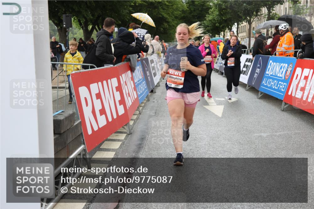 14.06.2026 - REWE Women's Run Strokosch-Dieckow http://msf.ph/oto/9775087 14.06.2026 11:07:40 Ziel 5116, 5119, 5281, 5319, 5412, 5502, 5728, 5803 meine-sportfotos.de