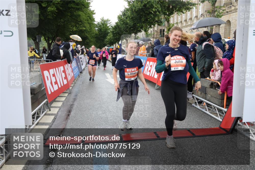 14.06.2026 - REWE Women's Run Strokosch-Dieckow http://msf.ph/oto/9775129 14.06.2026 11:07:39 Ziel 5116, 5119, 5319, 5412, 5728, 5803, 5895 meine-sportfotos.de