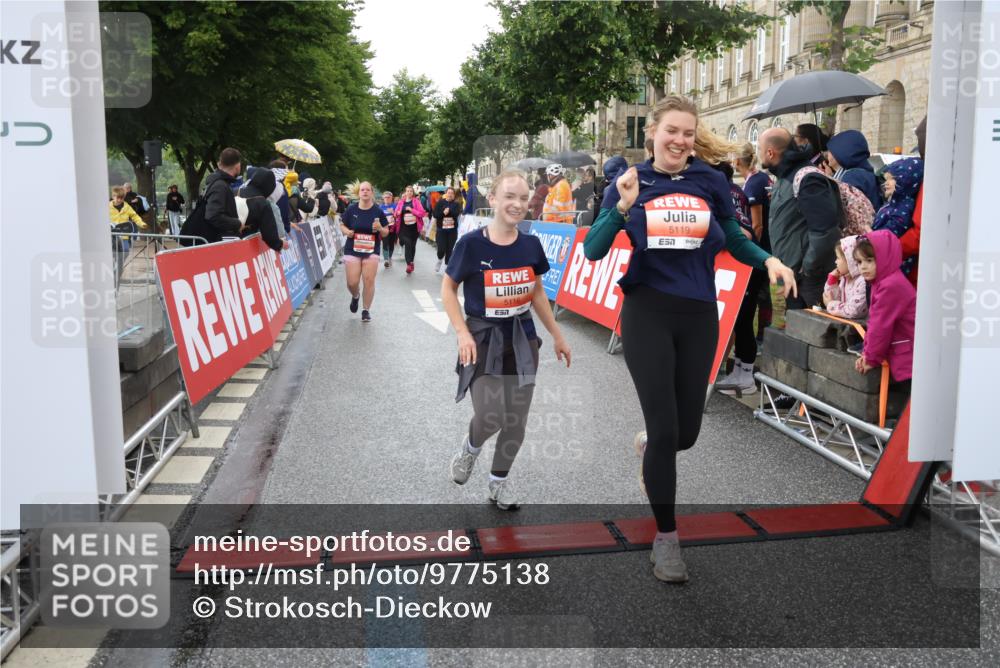 14.06.2026 - REWE Women's Run Strokosch-Dieckow http://msf.ph/oto/9775138 14.06.2026 11:07:39 Ziel 5116, 5119, 5319, 5412, 5728, 5803, 5895 meine-sportfotos.de
