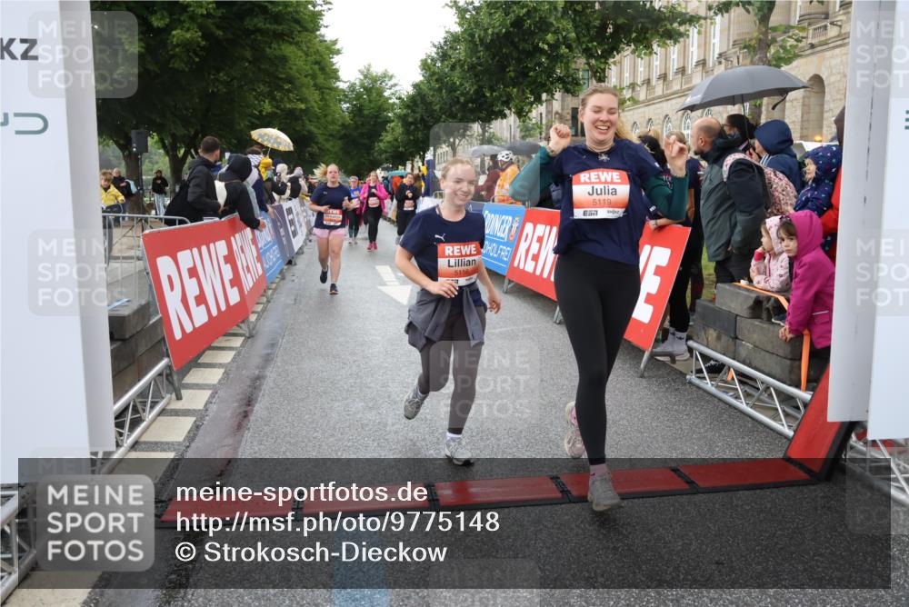 14.06.2026 - REWE Women's Run Strokosch-Dieckow http://msf.ph/oto/9775148 14.06.2026 11:07:39 Ziel 5116, 5119, 5319, 5412, 5728, 5803, 5895 meine-sportfotos.de