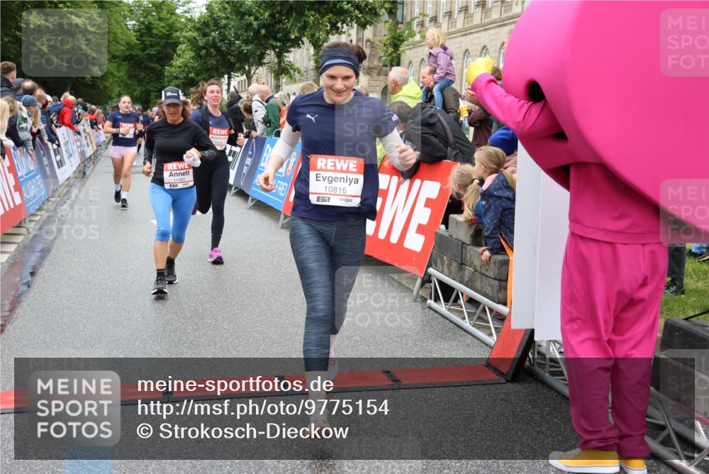 14.06.2026 - REWE Women's Run Strokosch-Dieckow http://msf.ph/oto/9775154 14.06.2026 09:56:22 Ziel 10211, 10563, 10737, 10774, 10816, 10838, 10867, 10923, 11491, 11526 meine-sportfotos.de