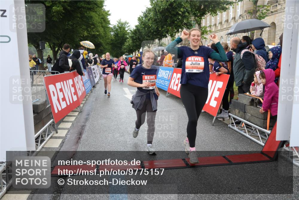 14.06.2026 - REWE Women's Run Strokosch-Dieckow http://msf.ph/oto/9775157 14.06.2026 11:07:38 Ziel 5116, 5119, 5319, 5412, 5630, 5728, 5803, 5895 meine-sportfotos.de