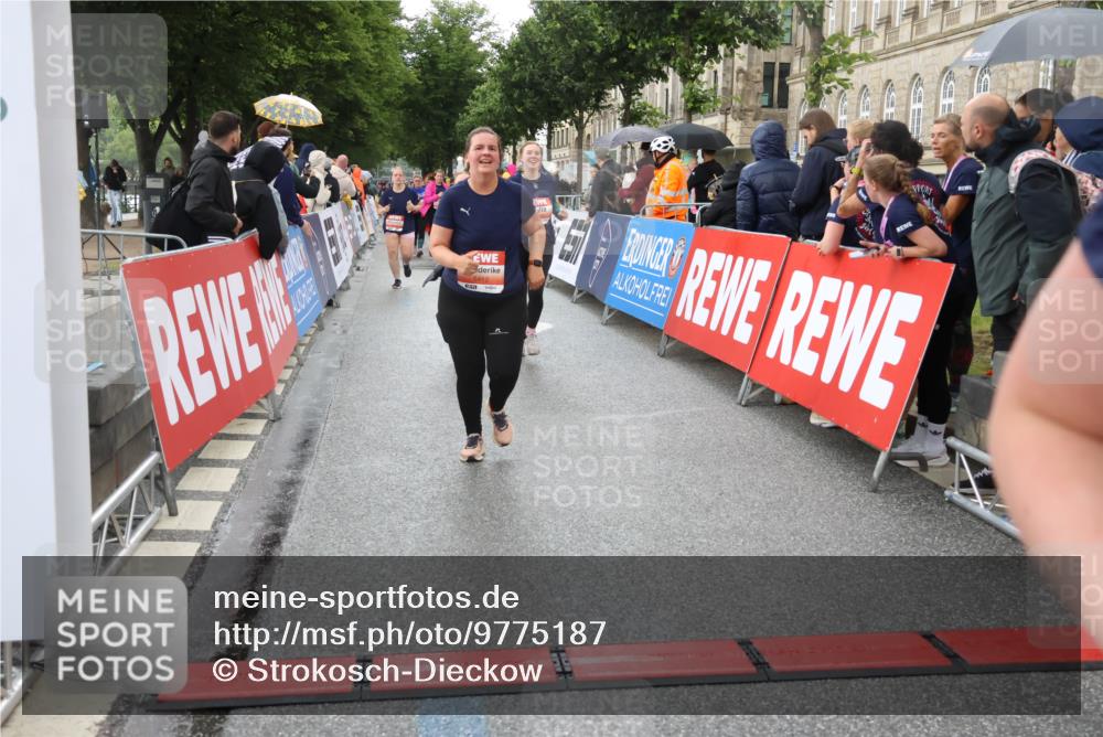 14.06.2026 - REWE Women's Run Strokosch-Dieckow http://msf.ph/oto/9775187 14.06.2026 11:07:36 Ziel 5116, 5118, 5119, 5190, 5319, 5412, 5630, 5728, 5808, 5895 meine-sportfotos.de