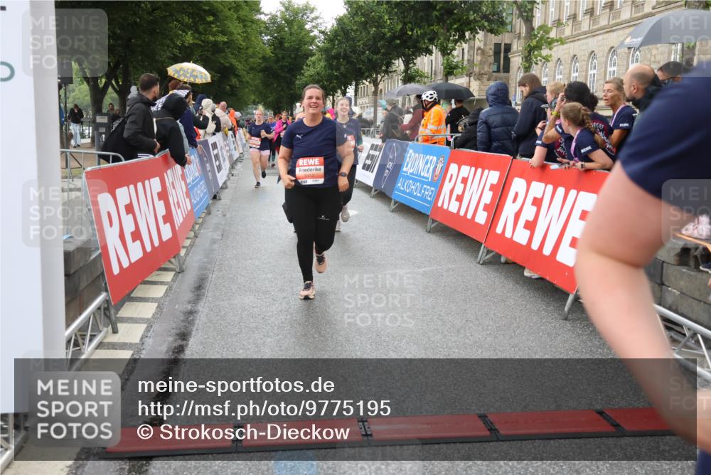 14.06.2026 - REWE Women's Run Strokosch-Dieckow http://msf.ph/oto/9775195 14.06.2026 11:07:36 Ziel 5116, 5118, 5119, 5190, 5319, 5412, 5630, 5728, 5808, 5895 meine-sportfotos.de