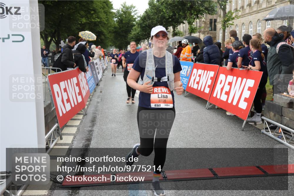 14.06.2026 - REWE Women's Run Strokosch-Dieckow http://msf.ph/oto/9775214 14.06.2026 11:07:35 Ziel 5116, 5118, 5119, 5190, 5319, 5412, 5630, 5728, 5808, 5895, 6065 meine-sportfotos.de