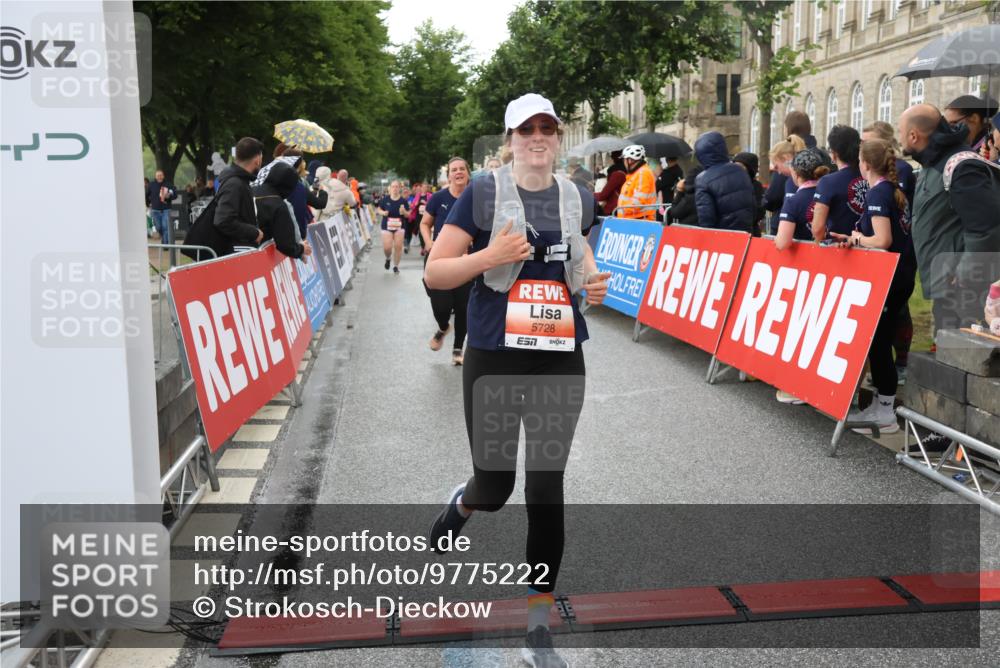 14.06.2026 - REWE Women's Run Strokosch-Dieckow http://msf.ph/oto/9775222 14.06.2026 11:07:35 Ziel 5116, 5118, 5119, 5190, 5319, 5412, 5630, 5728, 5808, 5895, 6065 meine-sportfotos.de