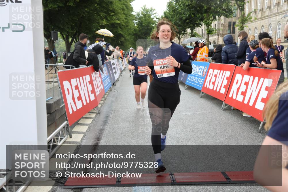14.06.2026 - REWE Women's Run Strokosch-Dieckow http://msf.ph/oto/9775328 14.06.2026 11:07:29 Ziel 5118, 5190, 5229, 5368, 5369, 5476, 5483, 5484, 5630, 5808, 5895, 6065 meine-sportfotos.de