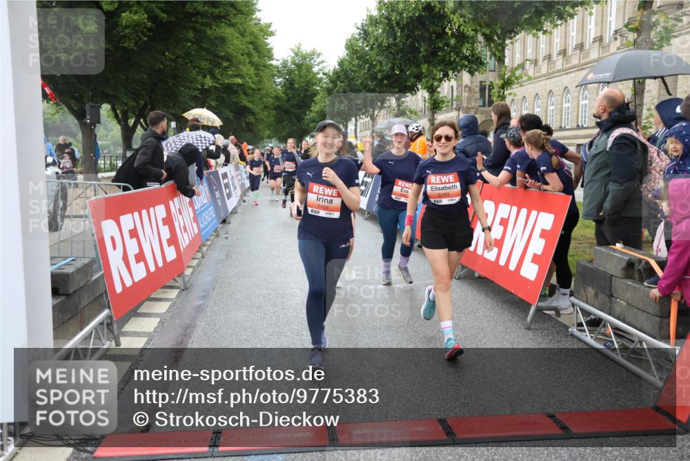 14.06.2026 - REWE Women's Run Strokosch-Dieckow http://msf.ph/oto/9775383 14.06.2026 11:07:23 Ziel 5103, 5229, 5368, 5369, 5476, 5483, 5484, 6041, 6065 meine-sportfotos.de