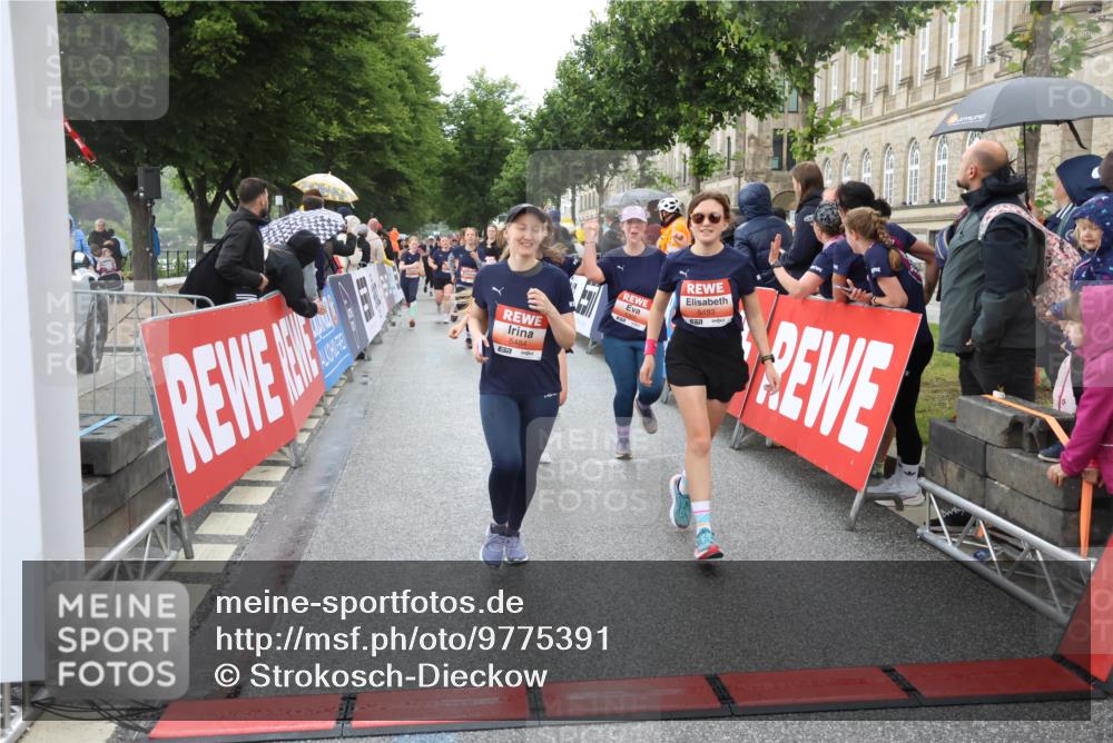 14.06.2026 - REWE Women's Run Strokosch-Dieckow http://msf.ph/oto/9775391 14.06.2026 11:07:23 Ziel 5103, 5229, 5368, 5369, 5476, 5483, 5484, 6041, 6065 meine-sportfotos.de
