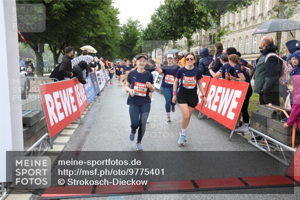 14.06.2026 - REWE Women's Run Strokosch-Dieckow http://msf.ph/oto/9775401 14.06.2026 11:07:23 Ziel 5103, 5229, 5368, 5369, 5476, 5483, 5484, 6041, 6065 meine-sportfotos.de