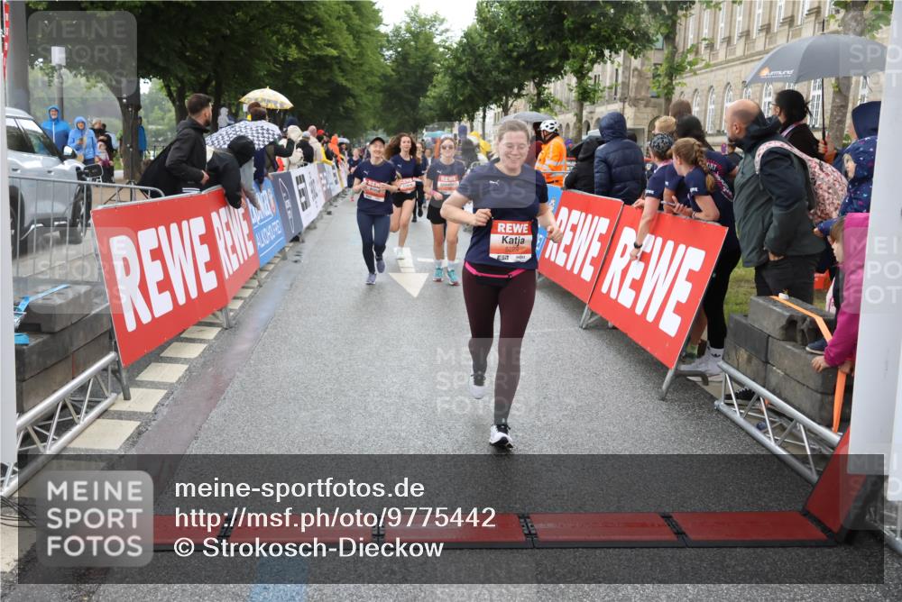 14.06.2026 - REWE Women's Run Strokosch-Dieckow http://msf.ph/oto/9775442 14.06.2026 11:07:21 Ziel 5103, 5229, 5368, 5369, 5437, 5483, 5484, 6041 meine-sportfotos.de