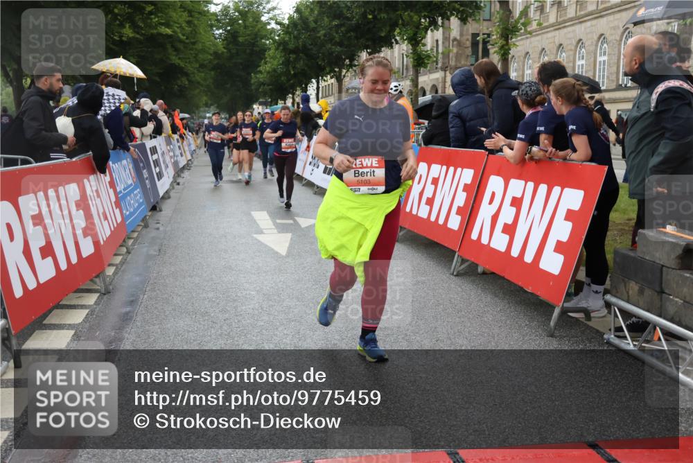 14.06.2026 - REWE Women's Run Strokosch-Dieckow http://msf.ph/oto/9775459 14.06.2026 11:07:18 Ziel 5103, 5229, 5268, 5437, 5977, 6041 meine-sportfotos.de