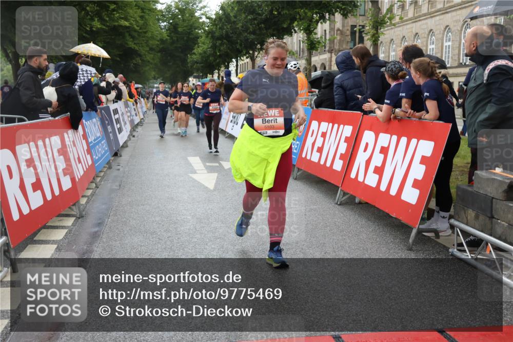 14.06.2026 - REWE Women's Run Strokosch-Dieckow http://msf.ph/oto/9775469 14.06.2026 11:07:18 Ziel 5103, 5229, 5268, 5437, 5977, 6041 meine-sportfotos.de