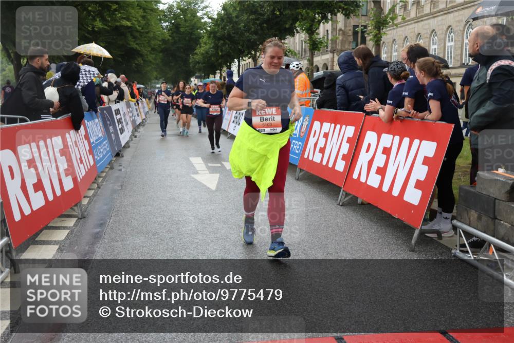 14.06.2026 - REWE Women's Run Strokosch-Dieckow http://msf.ph/oto/9775479 14.06.2026 11:07:18 Ziel 5103, 5229, 5268, 5437, 5977, 6041 meine-sportfotos.de