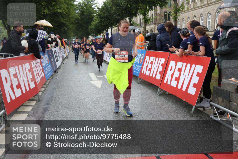 14.06.2026 - REWE Women's Run Strokosch-Dieckow http://msf.ph/oto/9775488 14.06.2026 11:07:18 Ziel 5103, 5229, 5268, 5437, 5977, 6041 meine-sportfotos.de