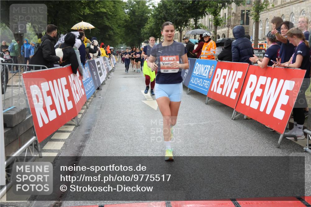 14.06.2026 - REWE Women's Run Strokosch-Dieckow http://msf.ph/oto/9775517 14.06.2026 11:07:15 Ziel 5103, 5104, 5268, 5437, 5735, 5977, 6012, 6041 meine-sportfotos.de