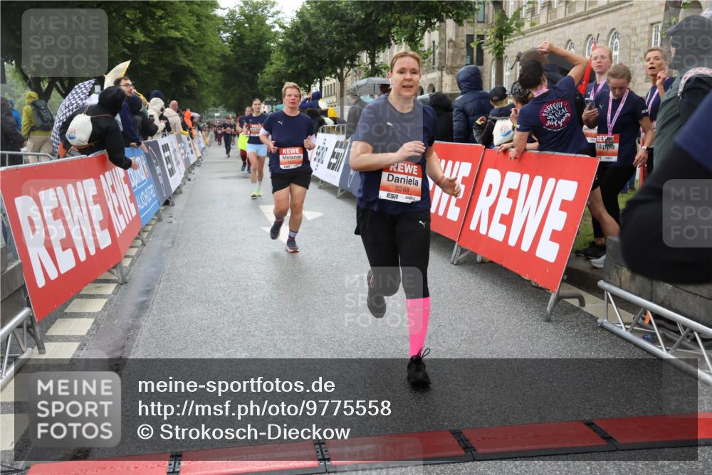 14.06.2026 - REWE Women's Run Strokosch-Dieckow http://msf.ph/oto/9775558 14.06.2026 11:07:11 Ziel 5104, 5268, 5437, 5676, 5734, 5735, 5977, 6012 meine-sportfotos.de