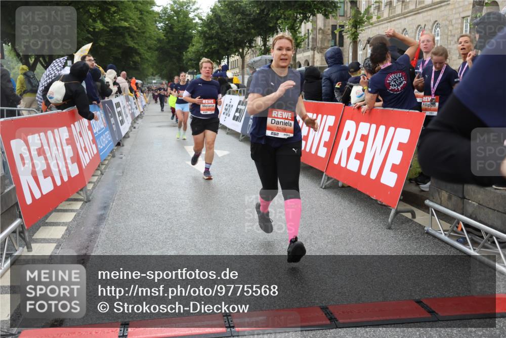 14.06.2026 - REWE Women's Run Strokosch-Dieckow http://msf.ph/oto/9775568 14.06.2026 11:07:11 Ziel 5104, 5268, 5437, 5676, 5734, 5735, 5977, 6012 meine-sportfotos.de