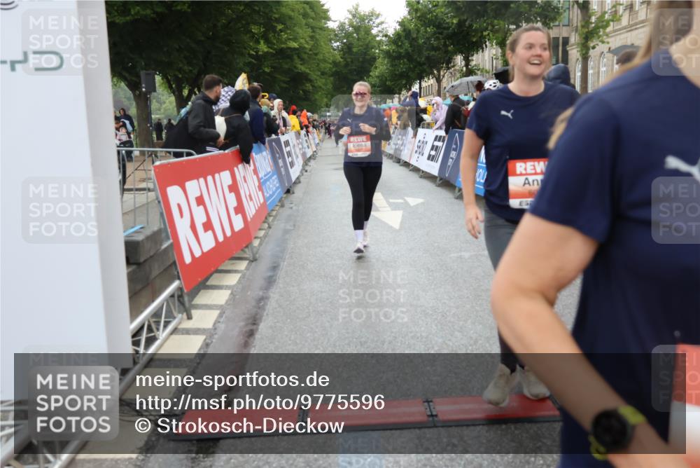14.06.2026 - REWE Women's Run Strokosch-Dieckow http://msf.ph/oto/9775596 14.06.2026 11:07:08 Ziel 5104, 5268, 5510, 5676, 5677, 5734, 5735, 5977, 6012 meine-sportfotos.de